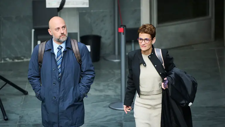 Mar&iacute;a Chivite junto a Jos&eacute; Luis Arasti minutos antes del comienzo del Pleno del Parlamento. PABLO LASAOSA