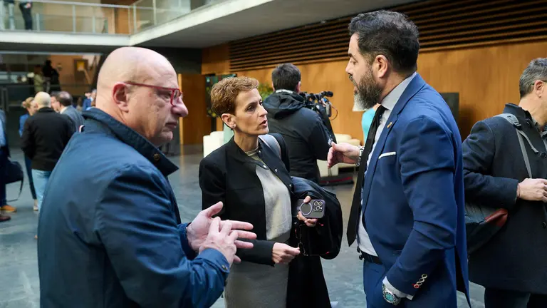 Mar&iacute;a Chivite junto a Ram&oacute;n Alz&oacute;rriz y el consejero de Educaci&oacute;n, Carlos Gimeno minutos antes del comienzo del Pleno del Parlamento. PABLO LASAOSA