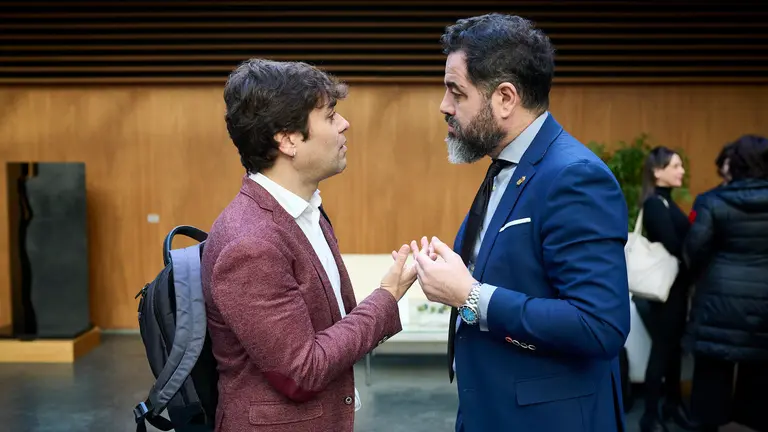 Ram&oacute;n Alz&oacute;rriz, del PSN, junto a Pablo Azona, de Geroa Bai minutos antes del comienzo del Pleno del Parlamento. PABLO LASAOSA