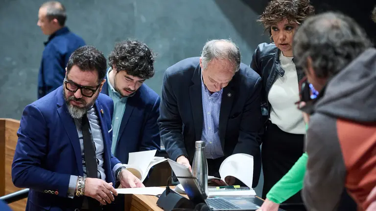 Ram&oacute;n Alz&oacute;rriz, PSN, revisa los papeles de la moci&oacute;n con parlamentarios de Contigo Navarra y EH Bildu. PABLO LASAOSA