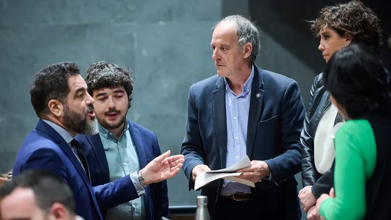 Ram&oacute;n Alz&oacute;rriz, PSN, revisa los papeles de la moci&oacute;n con parlamentarios de Contigo Navarra y EH Bildu. PABLO LASAOSA