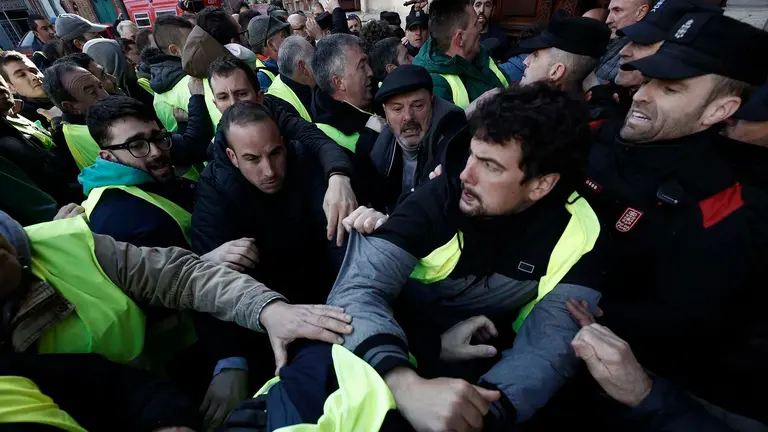 GRAFCAV9771. PAMPLONA, 07/03/2024.- Un grupo de agricultores ha tratado de acceder al interior del Parlamento de Navarra, lo que les ha sido impedido por la Polic&iacute;a Foral, en el momento en el que interven&iacute;a el portavoz socialista despu&eacute;s de que se supiera que la C&aacute;mara no hab&iacute;a admitido a tr&aacute;mite una enmienda de UPN que recog&iacute;a sus demandas.EFE/ Jesus Diges
