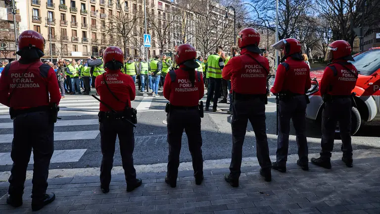 Los agricultores de la Pataforma 6-F de Navarra se concentran a las puertas de un Parlamento de Navarra blindado por la Polic&iacute;a Foral y la Polic&iacute;a Nacional tras el intento de algunos agricultores de entrar por la fuerza en el hemiciclo foral durante el pleno parlamentario para la aprobaci&oacute;n de los presupuestos de Navarra para 2024. I&Ntilde;IGO ALZUGARAY