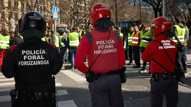 Los agricultores de la Pataforma 6-F de Navarra se concentran a las puertas de un Parlamento de Navarra blindado por la Polic&iacute;a Foral y la Polic&iacute;a Nacional tras el intento de algunos agricultores de entrar por la fuerza en el hemiciclo foral durante el pleno parlamentario para la aprobaci&oacute;n de los presupuestos de Navarra para 2024. I&Ntilde;IGO ALZUGARAY