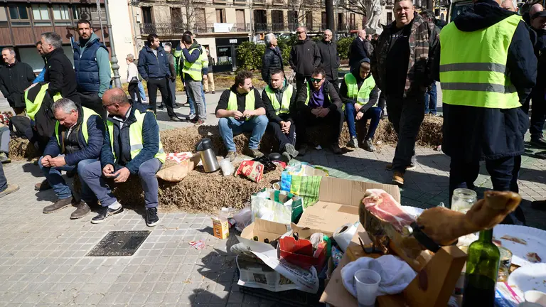 Los agricultores de la Pataforma 6-F de Navarra se concentran a las puertas de un Parlamento de Navarra blindado por la Polic&iacute;a Foral y la Polic&iacute;a Nacional tras el intento de algunos agricultores de entrar por la fuerza en el hemiciclo foral durante el pleno parlamentario para la aprobaci&oacute;n de los presupuestos de Navarra para 2024. I&Ntilde;IGO ALZUGARAY