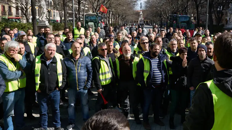 Los agricultores de la Pataforma 6-F de Navarra se concentran a las puertas de un Parlamento de Navarra blindado por la Polic&iacute;a Foral y la Polic&iacute;a Nacional tras el intento de algunos agricultores de entrar por la fuerza en el hemiciclo foral durante el pleno parlamentario para la aprobaci&oacute;n de los presupuestos de Navarra para 2024. I&Ntilde;IGO ALZUGARAY