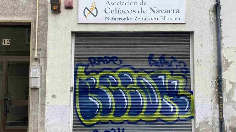 Fachada de la Asociaci&oacute;n de Celiacos de Navarra, en cuya persiana ha aparecido una pintada. CEDIDA