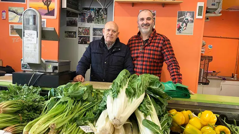 Manuel Esteban Latorre y su hijo Jos&eacute; Miguel en la fruter&iacute;a El Ma&ntilde;o de Pamplona. Navarra.com