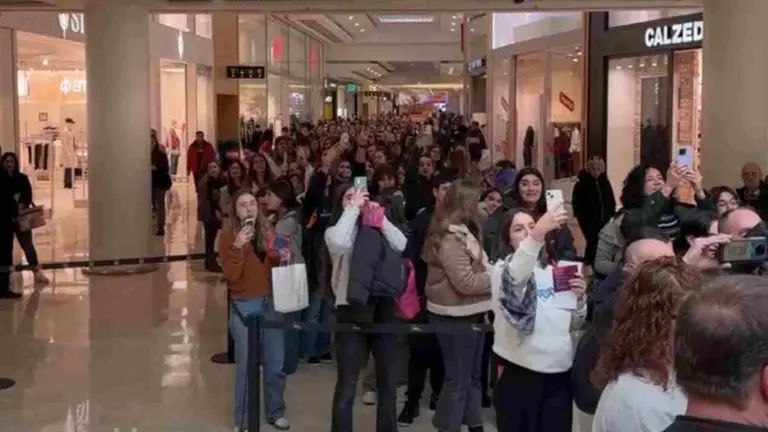 Los fans del programa Operaci&oacute;n Triunfo haciendo cola en La Morea para conseguir una firma de los triunfitos de la edici&oacute;n de 2023. OPERACI&Oacute;N TRIUNFO