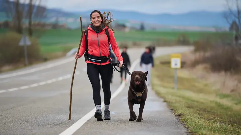 Marta Galar junto a su perro Seven realizan la Javierada desde Noáin hasta el Castillo de Javier. PABLO LASAOSA