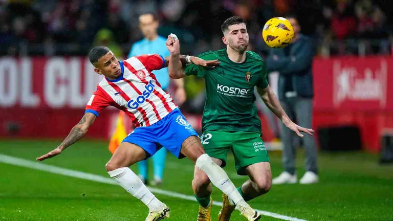 Jes&uacute;s Areso controla un bal&oacute;n en el partido de Osasuna contra el Girona en Montilivi. EFE