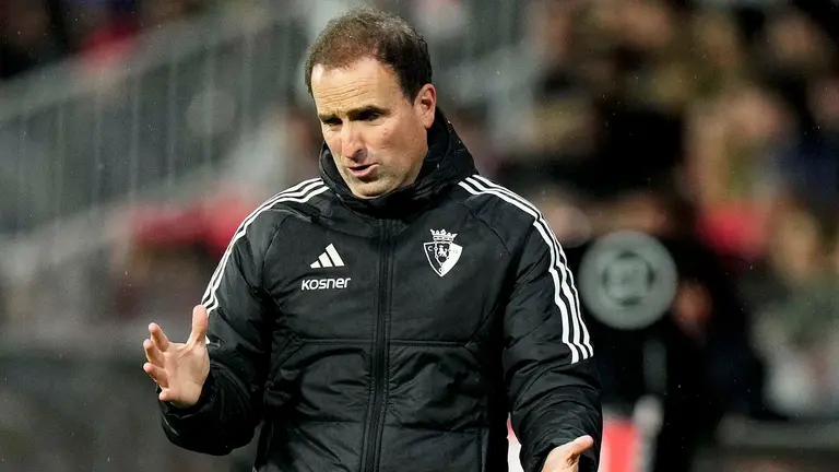 El entrenador del Osasuna, Jagoba Arrasate, reacciona este s&aacute;bado, durante un partido de la jornada 28 de LaLiga EA Sports, entre el Girona y el Osasuna, en el estadio Montilivi de Girona. EFE/ Siu Wu