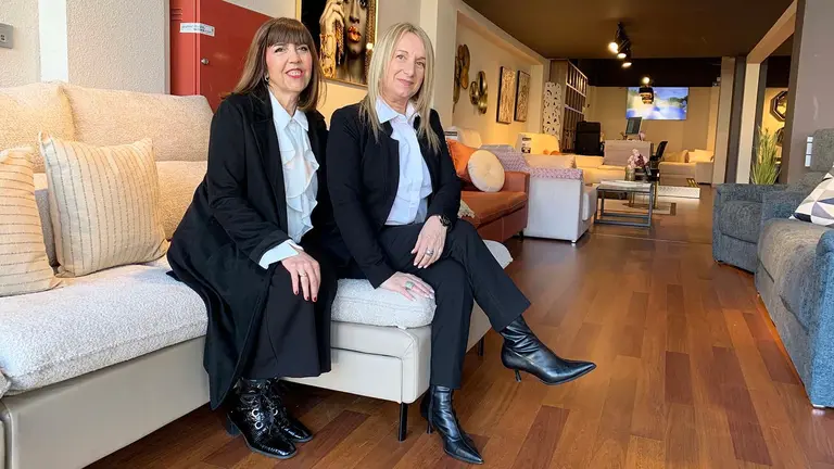 Pili Rojo y Mar Pi&ntilde;as en la tienda Zona Sof&aacute; en el barrio de la Rochapea de Pamplona. Navarra.com