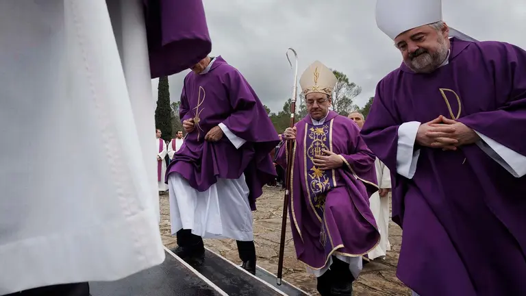 La explanada ante el castillo de Javier ha acogido este domingo la multitudinaria misa, en la que se ha estrenado para presidirla el nuevo arzobispo de Pamplona y obispo de Tudela, Florencio Rosell&oacute; (c), con la que se ha cerrado la primera de las dos Javieradas, las peregrinaciones que anualmente se realizan para honrar en su localidad natal al patr&oacute;n de Navarra, San Francisco Javier. EFE/Villar L&oacute;pez