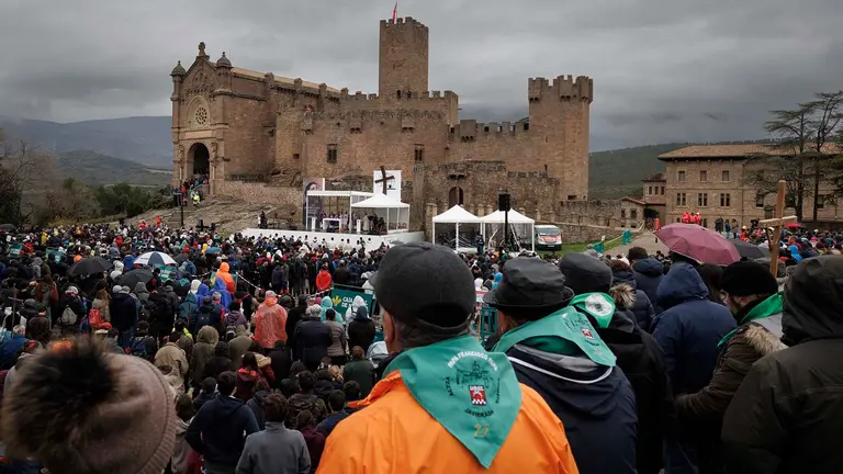 La explanada ante el castillo de Javier ha acogido este domingo la multitudinaria misa con la que se ha cerrado la primera de las dos Javieradas, las peregrinaciones que anualmente se realizan para honrar en su localidad natal al patrón de Navarra, San Francisco Javier. EFE/Villar López