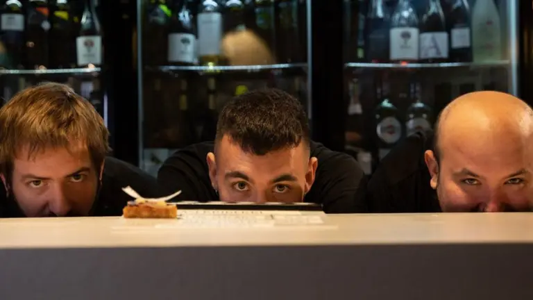 Iñaki Andradas, Danel Ortubay y Luken Vigo, los cocineros que llevan el pincho 'Navarra Dreams' a los oscar. @baserriberri
