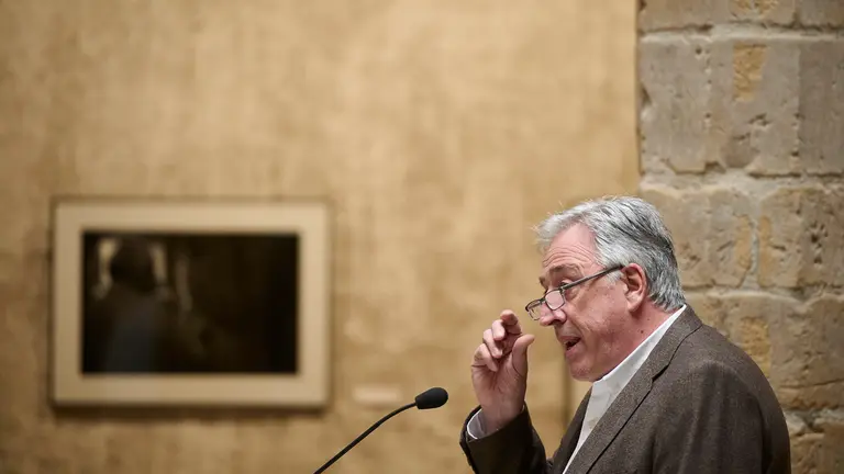 El alcalde, Joseba Asiron, y los concejales que conforman el Gobierno municipal presentan el proyecto de Presupuestos del Ayuntamiento de Pamplona para 2024. PABLO LASAOSA