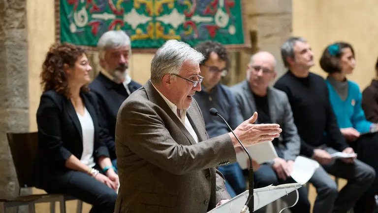 El alcalde, Joseba Asiron, y los concejales que conforman el Gobierno municipal presentan el proyecto de Presupuestos del Ayuntamiento de Pamplona para 2024. PABLO LASAOSA
