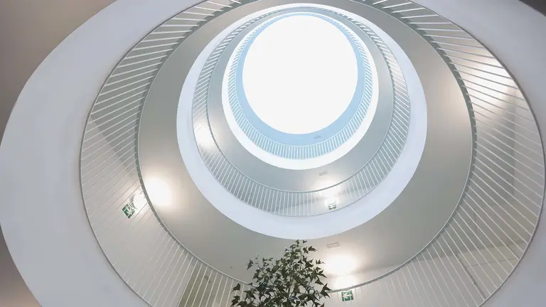 Patio interior conun enorme lucernario en el edificio de VPO que se construye en Tudela. GOBIERNO DE NAVARRA
