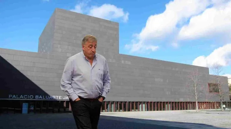 Fotomontaje del alcalde de Pamplona, Joseba Asir&oacute;n, sobre una imagen de 'Baluarte'