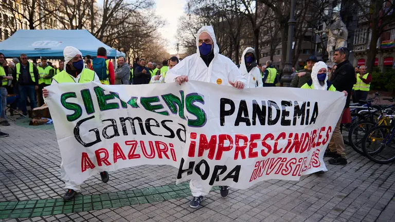 La plantilla de Siemens Gamesa de la planta de Arazuri realiza una parodia en protesta por "la situaci&oacute;n de discriminaci&oacute;n con otros centros" bajo el lema 'Antes imprescindibles, ahora invisibles' y para reclamar un convenio "que acabe con esas diferencias". PABLO LASAOSA