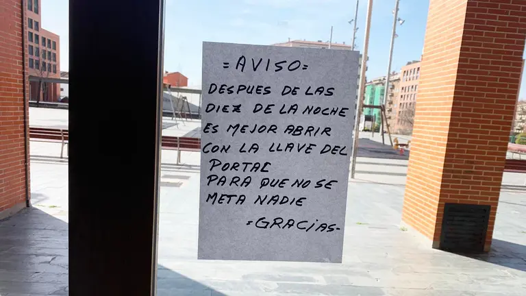 Cartel colocado en la plaza Felisa Mun&aacute;rriz en el barrio de la Milagrosa en Pamplona. Navarra.com
