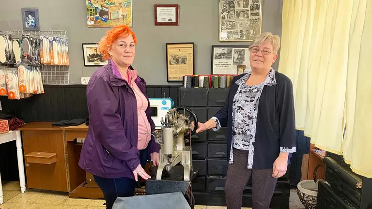 Sara y Azucena Rodr&iacute;guez en la zapater&iacute;a C&aacute;ndido en el barrio de la Rochapea en Pamplona. Navarra.com