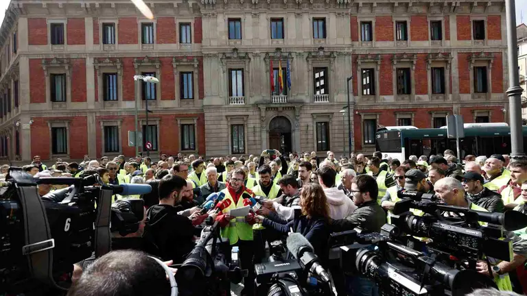 Un grupo de agricultores ha vuelto a concentrarse este jueves frente al Parlamento de Navarra con motivo de la celebraci&oacute;n de una sesi&oacute;n plenaria. Desde primera hora los agricultores, con sus habituales chalecos, se han ido concentrando en el Paseo de Sarasate, donde ha colocado una jaima y han encendido varios fuegos para preparar un almuerzo. Mientras tanto en el interior, la consejera de Interior, Amparo L&oacute;pez, respond&iacute;a a una pregunta sobre lo sucedido en la &uacute;ltima sesi&oacute;n plenaria cuando un grupo de agricultores intentaron acceder por la fuerza al interior del Parlamento, lo que fue impedido por la Polic&iacute;a Foral. EFE/ Jes&uacute;s Diges
