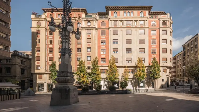 Posem Inmobiliaria vende en Pamplona una vivienda en la calle Estella con vistas a la plaza del V&iacute;nculo.