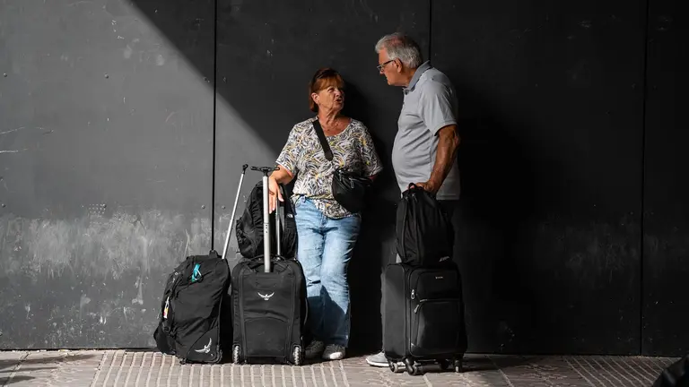 Un grupo de turistas con maletas y equipaje en una estación de tren, en una imagen de archivo. MATIAS CHIOFALO / EUROPA PRESS