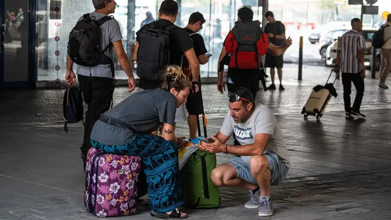 Un grupo de turistas con maletas y equipaje en una estaci&oacute;n de tren, en una imagen de archivo. MATIAS CHIOFALO / EUROPA PRESS