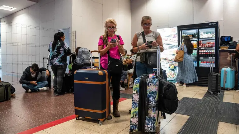 Un grupo de turistas con maletas y equipaje en una estaci&oacute;n de tren, en una imagen de archivo. MATIAS CHIOFALO / EUROPA PRESS