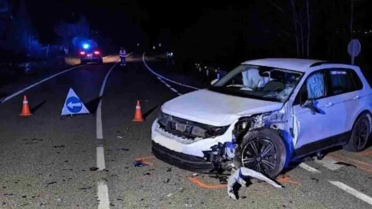 Imagen del coche que ha colisionado con la moto en Lizaso&aacute;in. POLIC&Iacute;A FORAL