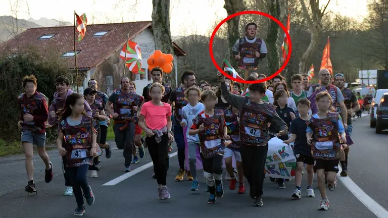 Varias personas portan una foto del asesino etarra Mikel San Sebasti&aacute;n durante la Korrika 2024. KORRIKA
