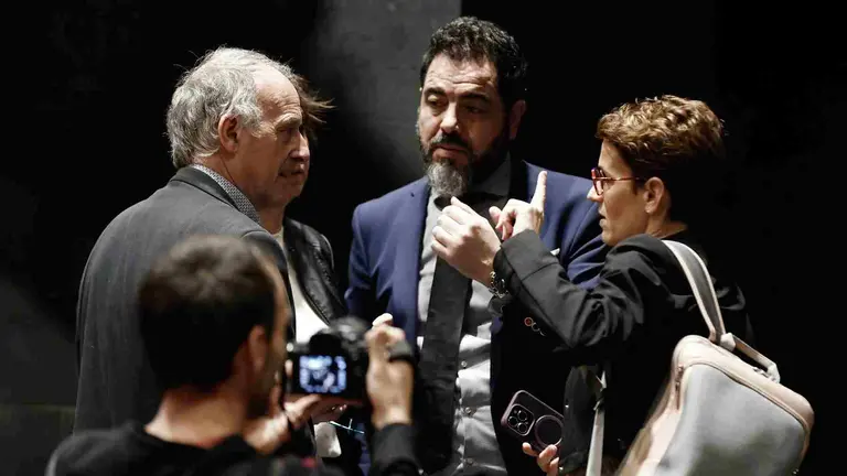 María Chivite y Ramón Alzórriz charlando en el receso de un pleno en el Parlamento de Navarra. EFE