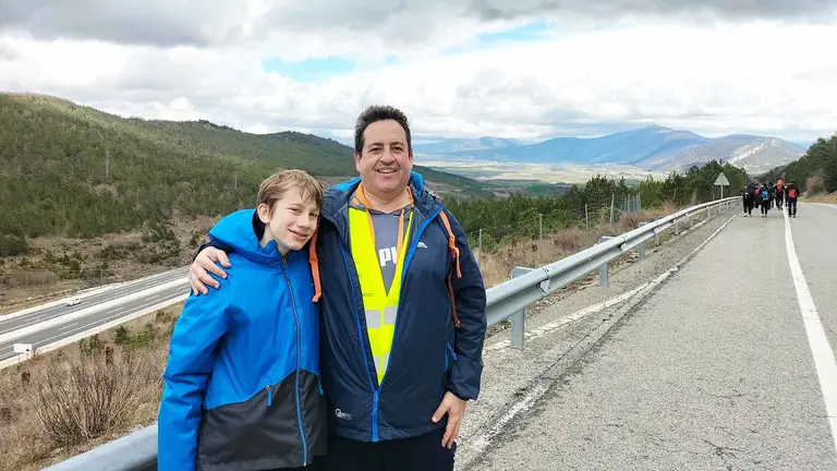 Luis Javier Go&ntilde;i con su hijo Miguel van camino del castillo de Javier. Cedida.