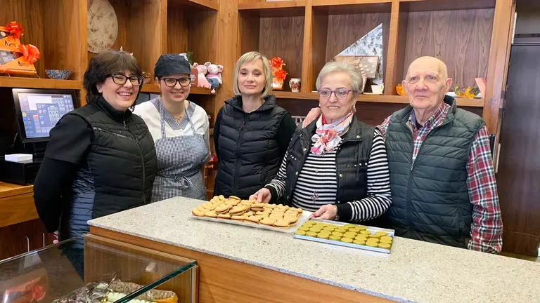 Susana Azanza, Maite Sanz de Galdeano, Mar&iacute;a Puy Aramend&iacute;a, Charo Echeverr&iacute;a y Pachi Torres P&eacute;rez, en Bombones Torres. Navarra.com