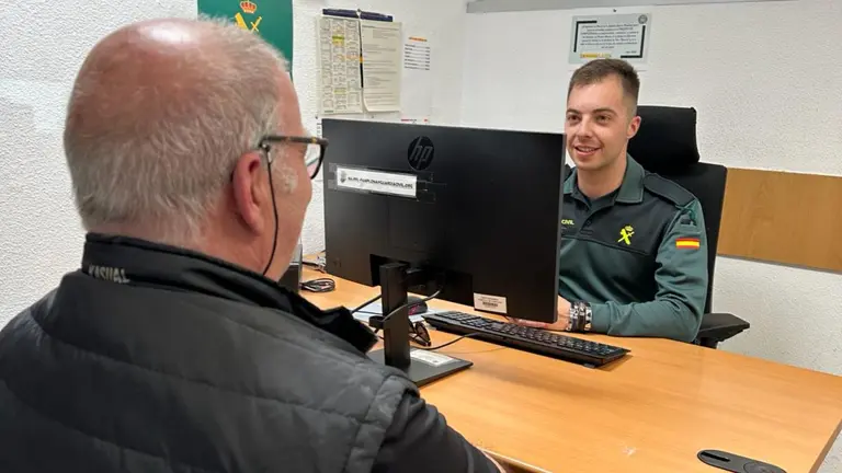 Fotograf&iacute;a de archivo de un Guardia Civil atendiendo a un ciudadano en Navarra. GUARDIA CIVIL