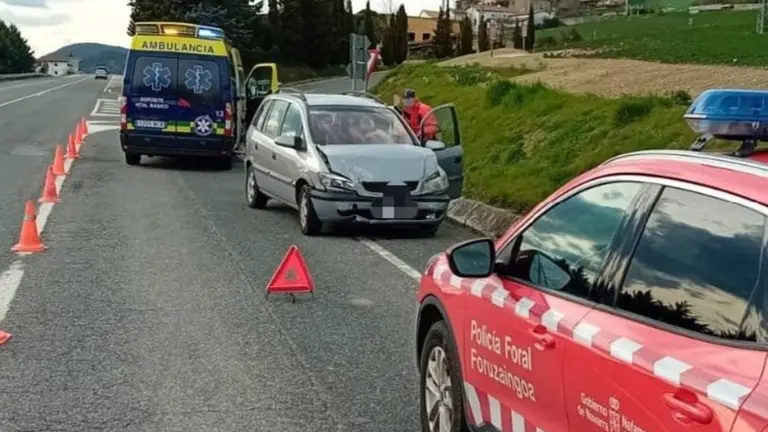 Imagen del accidente de tr&aacute;fico en Sarasa. POLIC&Iacute;A FORAL