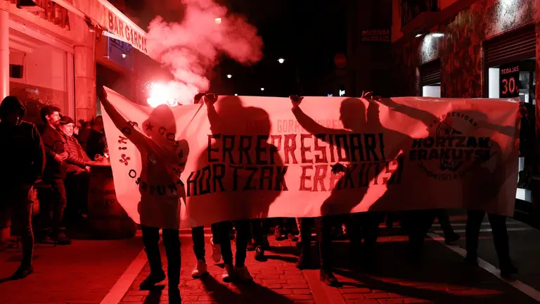 Indar Gorri se ha manifestado este viernes por las calles de Pamplona para denunciar represi&oacute;n pol&iacute;tica y policial tras la detenci&oacute;n de 61 miembros del grupo. EFE/ Jes&uacute;s Diges
