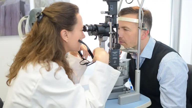 Una oculista atiende a un paciente. CEDIDA