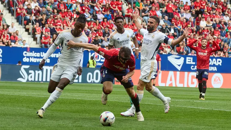 Eduardo Camavinga (12. Real Madrid CF), Ante Budimir (17. CA Osasuna), Aur&eacute;lien Tchouam&eacute;ni (18. Real Madrid CF) y Dani Carvajal (2. Real Madrid CF) durante el partido de La Liga EA Sports entre CA Osasuna y Real Madrid CF disputado en el estadio de El Sadar en Pamplona. I&Ntilde;IGO ALZUGARAY