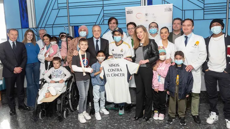 Pacientes pedi&aacute;tricos, acompa&ntilde;ados por sus familiares y profesionales de la Cl&iacute;nica, con Florentino P&eacute;rez y Emilio Butrague&ntilde;o.
CL&Iacute;NICA UNIVERSIDAD DE NAVARRA
16/3/2024