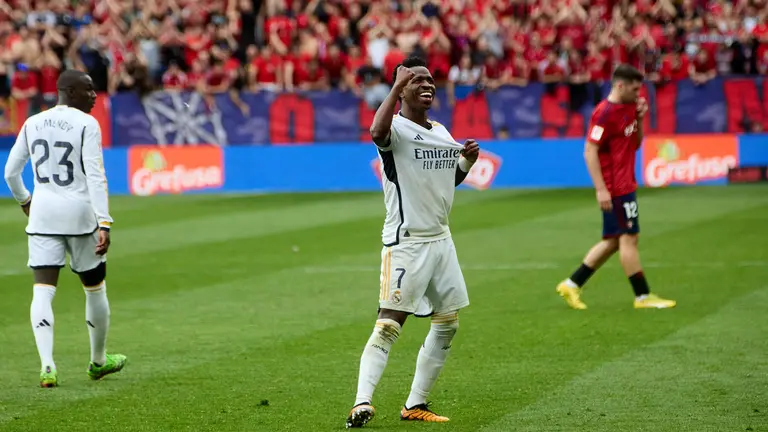 Los jugadores del Real Madrid CF celebran el gol de Vin&iacute;cius J&uacute;nior (1-4) durante el partido de La Liga EA Sports entre CA Osasuna y Real Madrid CF disputado en el estadio de El Sadar en Pamplona. I&Ntilde;IGO ALZUGARAY