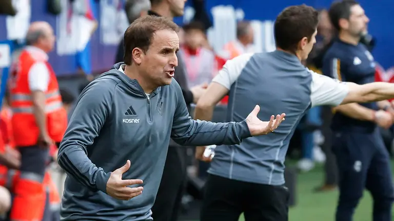 El entrenador del Osasuna Jagoba Arrasate, durante el partido de la LaLiga EA Sports entre Osasuna y Real Madrid este s&aacute;bado en el estadio de El Sadar en Pamplona.-EFE/ Villar L&oacute;pez