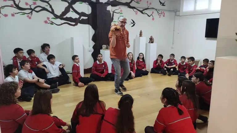 El escultor Joaqu&iacute;n Laforet visita a los alumnos del Colegio Sant&iacute;simo Sacramento de Pamplona. CEDIDA