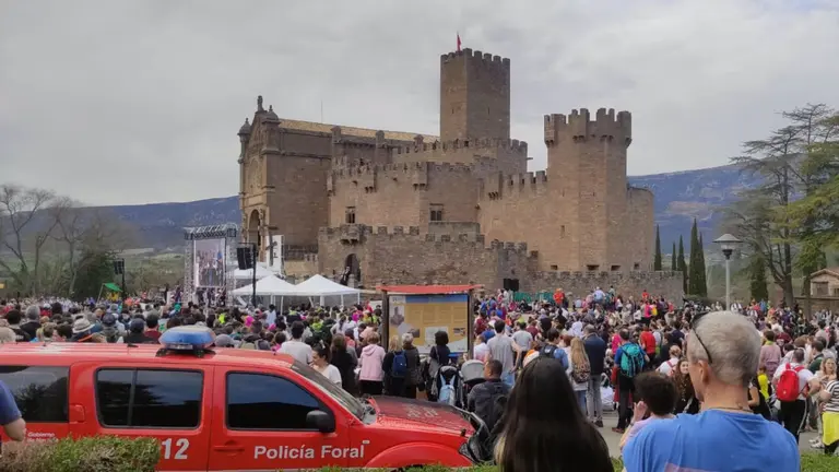Explanada del Castillo de Javier durante las segundas Javieradas de 2024. POLIC&Iacute;A FORAL