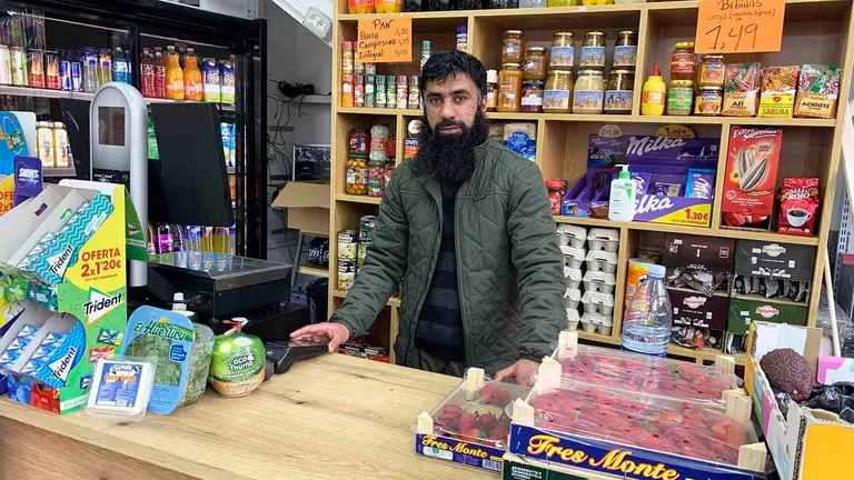 Waqar Al&iacute; en la fruter&iacute;a autoservicio San Miguel de Pamplona. Navarra.com