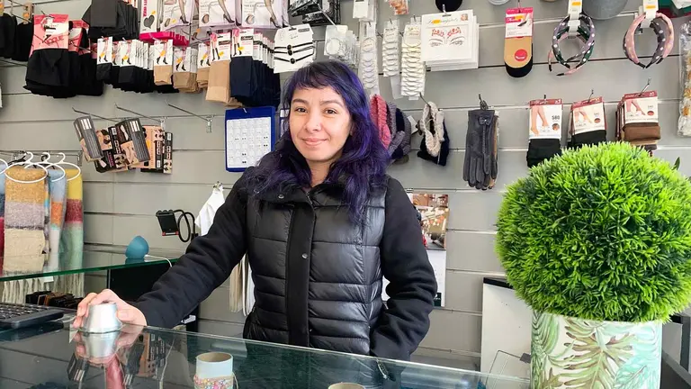 Ana Isabel Ruiz en su tienda de moda y complementos en Pamplona. Navarra.com