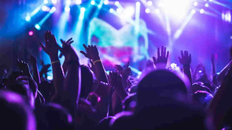 Jóvenes divirtiéndose en una discoteca. ARCHIVO / PIXABAI